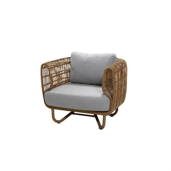 Cane-Line Nest -lounge-tuoli - Luonnollinen harmaalla tyynyllä